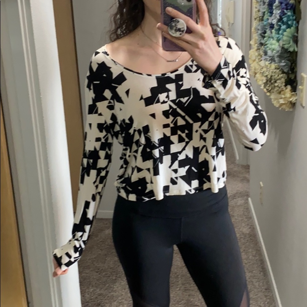 DONATING SOON Geometric patterned blouse